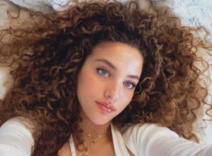 Read more about the article Sofie Dossi (Model) Bio, Age, Boyfriend & Net Worth