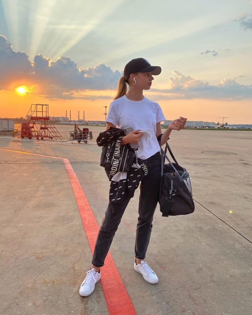 Mari Kruchkova at Airport