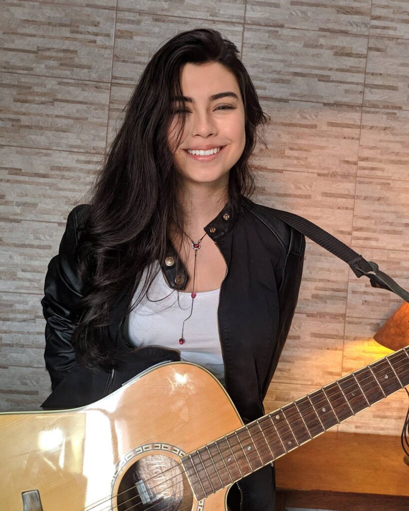 Who is Larissa Liveir? (Guitarist) Bio, Age, Boyfriend, Nationality