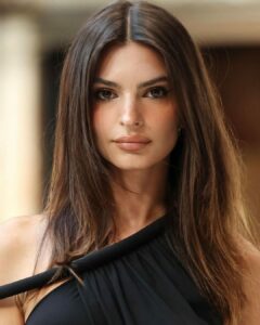 Read more about the article Who is Emily Ratajkowski? Biography, Age, Height, Parents, Husband & Net Worth